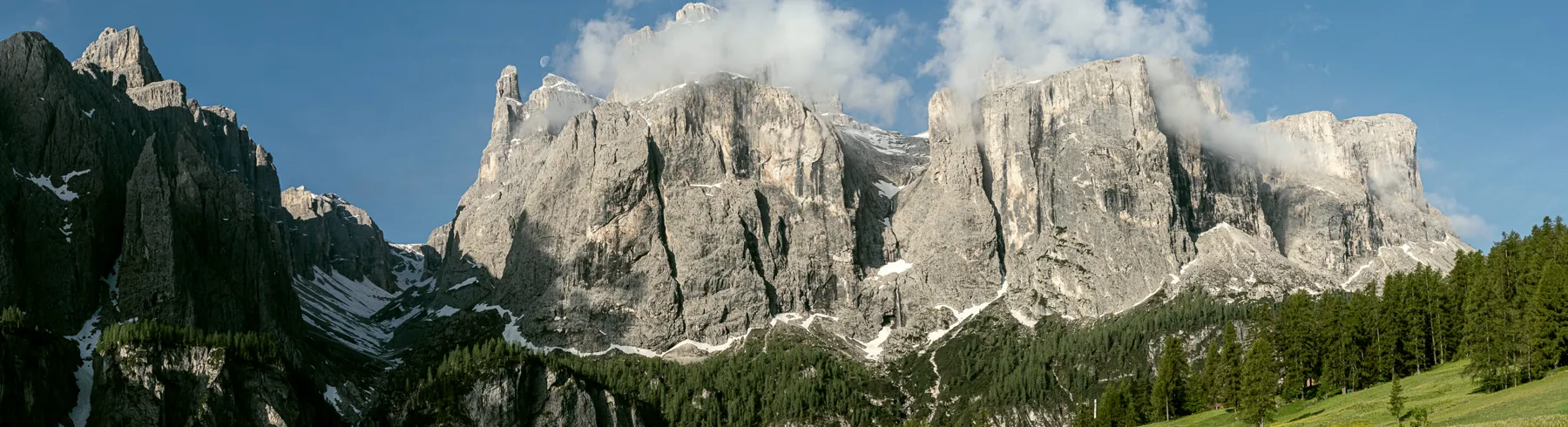 Dolomitengipfel über einer Almwiese